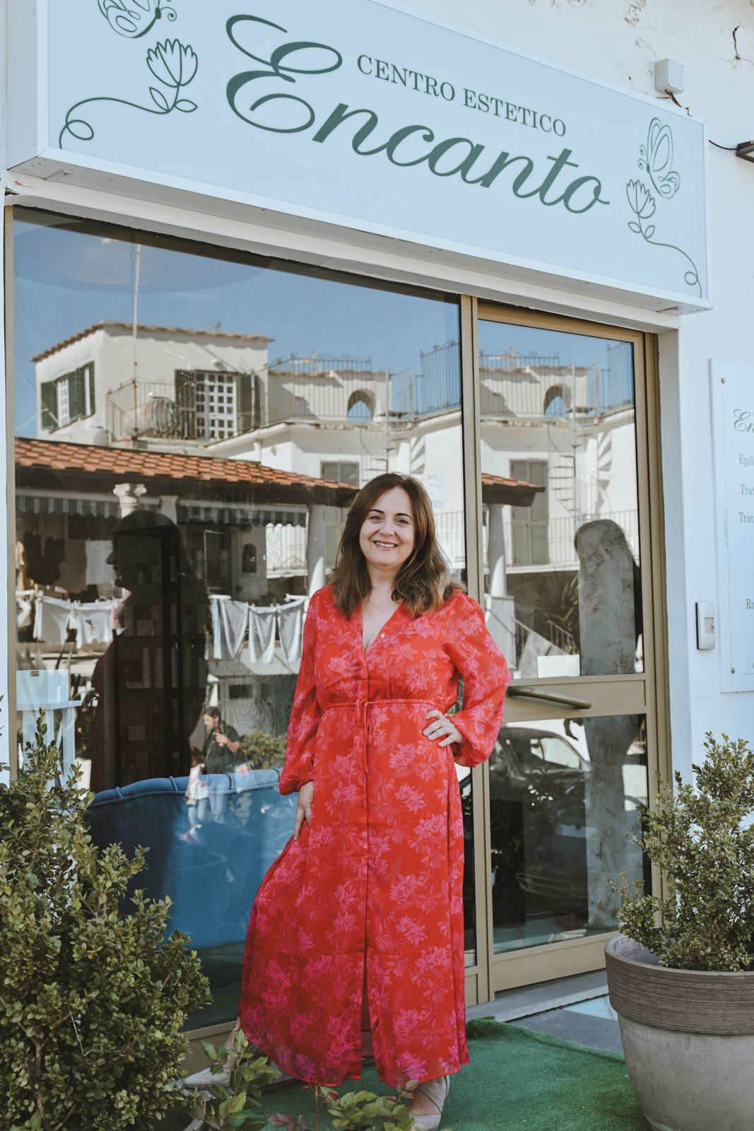 The owner of Encanto in front of the salon in Ischia